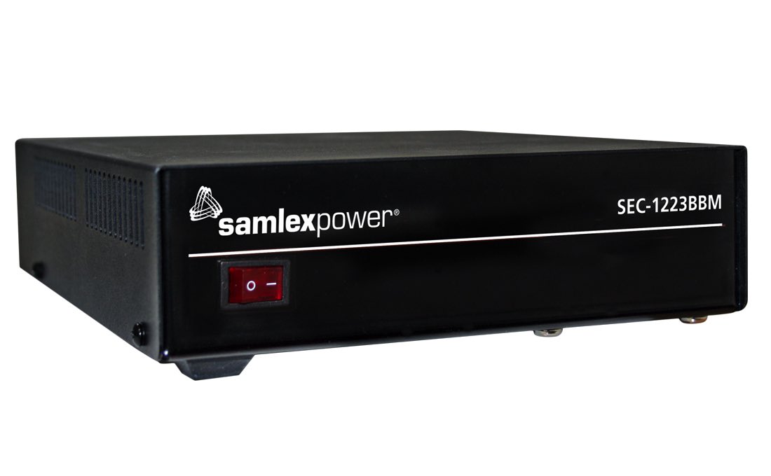 Samlex  Fuente de poder 13.8V, 19A, conmutada con circuito cargador de baterías.